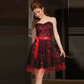 VESTIDO DE RENDA PRETO E VERMELHO